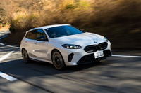 フロントに横置きされる2リッター4気筒ターボエンジンは最高出力300PS／最大トルク400N・mを発生する。