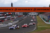 GT500クラスのスタートシーン。レース開始時はまだ降雨がなく、全車ドライ路面用のスリックタイヤを装着していた。