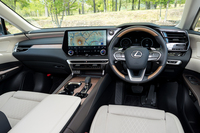 広々としたキャビンでありながら、インパネとドアパネルをつなげるようにトリムを配することで囲まれ感も付与。各部の素材の質感も十分。