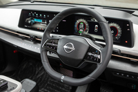 半自動運転の「プロパイロット2.0」はステアリングスイッチなどとセットのオプションで装着できる（48万1800円）。右スポークには車線変更ボタンが備わっている。