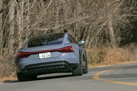 走行環境に合わせて、前後モーターによるトルク配分を100：0から0：100にまで連続的に変化させる「e-tron GTクワトロ」。その反応速度は機械式クワトロシステムの約5倍になるという。