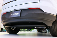 Volvo Studio Tokyoで行われた「EX30」の日本発表会より。ご覧のとおり、EX30はバンパーの両縁が大きく、丸く削り込まれているのがわかる。