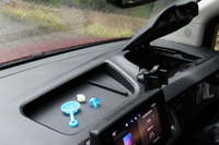 収納自慢の「カングー」。メーターバイザーにはふたのある小物入れ（給電用USBポート2つと12V電源ソケット付き）が、ダッシュボードには大きなオープントレーが備わっている。写真のように、おもちゃ「クラゲすくい」の場としても楽しめます。