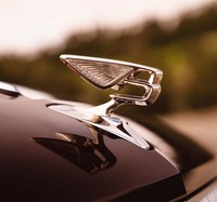 今回の新型は、21世紀に入って復活した新生「フライングスパー」の中では3代目にあたる。そのボンネットには、初めて格納式の”フライングB”マスコットが装着された。