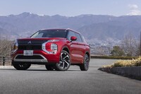 「パジェロ」に代わって三菱のフラッグシップに据えられた「アウトランダー」。スタイリングは威風堂々（いふうどうどう）としている。試乗車は最上級グレードの「P」。