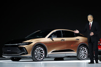 「クラウン」4兄弟で最初に発売された「クロスオーバー」。トヨタとしても、ラインナップの中軸はこのクルマと考えていたようだが……。（写真：三橋仁明／N-RAK PHOTO AGENCY）