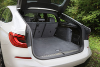 荷室の容量は610リッターから1800リッター。床下にトノカバーの収納スペースが設けられているのがスマートだ。