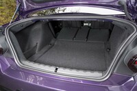 後席の背もたれは40：20：40分割で前に倒せる。