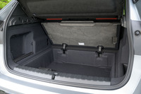 ラゲッジスペースの仕様は他のガソリン車と共通。容量は540リッターで、後席をたたむと1600リッターまで拡張できる。床面はほぼ全体がフタ（取り外し不可）となっていて、その下には立派な床下収納が備わる。