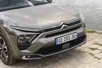 中央のダブルシェブロンがヘッドランプユニットにつながるフロントまわりは最新のシトロエン車に共通のデザイン。左右を合わせて「X」を表現しているようにも見える。