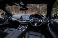 インストゥルメントパネルのデザインは、姉妹車である「X5」に準じたもの。試乗車にはオプションの「カーボンファイバーインテリアトリム」が装着されていた。