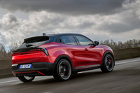 渕野「リアコンビランプのグラフィックもいいですよね」　
	清水「凝ったデザインを使っているクルマは多いけど、イタリア車以外だと、こうもサマにならないよね」