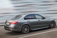 現行型「Cクラス」のリアクオータービュー。ショルダーラインやドア下部のキャラクターラインが感じさせる“勢い”を思うと、下まわりにブヨっとボリュームが集まったリアバンパーの処理は、確かにちょっと、違う気がする。