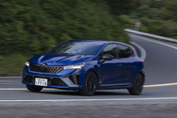 国内向けの「フルハイブリッドE-TECH」搭載車は小さいほうから「ルーテシア」「キャプチャー」「アルカナ」の3モデル。ルーテシアは最も軽量かつコンパクトなボディーによるスポーティーな走りが持ち味だ。