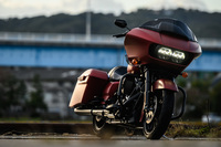 ハーレーダビッドソンのラインナップには、一般的な車名とは別に、そのモデルの仕様を表すアルファベットの文字列が付与される。例えば「ロードグライドスペシャル」には、「FLTRXS」という文字列が与えられている。