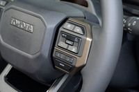 トヨタの最新モデルだけに運転支援システムは充実。「ZX」には、高速道路・自動車専用道路において渋滞時のハンズフリー走行を可能とする「トヨタチームメイト［アドバンストドライブ（渋滞時支援）］」も標準で装備される。