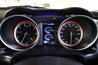 タコメーター（左）のレッドゾーンは6300rpmから。スピードメーター（右）には220km/hまで刻まれる。