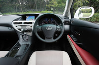 装備内容は、上級モデルとそれほど大きくは変わらない。また、「RX270」にもさらに装備の充実した「version S」や「version L」といったパッケージが用意される。今回の試乗車「アートワークス」にはカラードコンソールアッパーパネルやカラーコーディネートシートなどが装備される。
