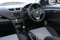 シルバーステッチを施した本革巻きステアリングホイールが装着される。