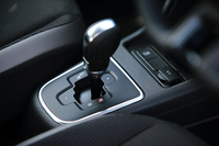 「ASG」と呼ばれるシングルクラッチ式AT。最新モデルでは、制御プログラムを日本の道路条件に合ったものに変更しているという。
    