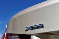 xDriveではDSCのセンサーでホイールの回転速度をモニターしており、アンダーステアやオーバーステアの兆候を察知すると、電子制御多板クラッチで前後輪への駆動力を可変配分するようになっている。