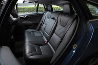 3分割可倒式のリアシート。中央席のヘッドレストは、後方視界を妨げないよう、人が乗っていないときには格納することができる。
    