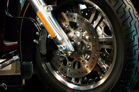 ブレーキは油圧の前後関連式で、フットペダルにより前後輪に同時に制動をかけられる。
    