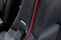 「RS」にはBOSE製のサウンドシステムと9つのスピーカーを組み合わせたオーディオが標準装備される。写真はシートに装着された「BOSE」のバッジと、ヘッドレストスピーカー。