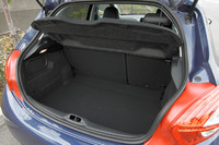 5人乗車時の荷室容量は285リッター。6：4分割可倒式の後席をたためば、最大で1076リッターまで拡大できる。