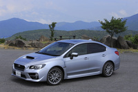 2015年6月末に、初の年次改良を受けた「WRX S4」。上級グレードの「GT-S EyeSight」には、245/40R18サイズの幅広タイヤに加え、新たにサンルーフがオプション設定された。