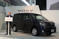 「厳しい目を持つ日本のユーザーも、確実に満足できるクルマ」と自信のコメントをする、トヨタ自動車の渡辺捷昭社長。後ろは新型「ヴォクシー」。