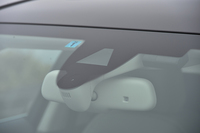 ブレーキガード（自動ブレーキ機構）や、自動ステアリング修正機能が付いたアクティブレーンアシスト、車線変更時に並走車の存在を知らせるサイドアシストなどの安全装備も、セットオプション「アウディプレセンスパッケージ」として用意される。
    