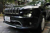 新型「チェロキー」最大のトピックが、個性的なフロントデザイン。ボンネットサイドに見られるランプはLEDのクリアランスランプで、中段の丸灯がメインランプである。さらにその下、バンパー部にはフォグランプが装着される。
    