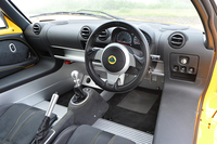 テスト車にはスエード表皮のスポーツシートなどが組み合わされる、「プレミアムスポーツインテリアパック」（30万円）が装着されていた。