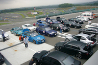 サーキット出走直前。イベントの参加者は、空気圧チェックなどの準備に余念がない。