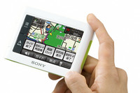 カラー・バリエーションも豊富。シルバー、ショッキングピンクのほか、ホワイトとグリーンのコンビもあって、ちょっとiPodのような感覚。