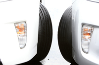 新品の「レグノGR-XI」（写真左）と、スリップサインが出るまですり減った同タイヤ（同右）ではウエットグリップがどれくらい変わるのか。試験路でのデモを見学した。
    