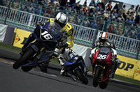 走行中のマシン、ライダーの挙動も再現。“グラツー”にはない二輪ゲームならではの魅力だ。※画面はすべて開発中のもの。（C）Sony Computer Entertainment Inc.All manufacturers, motorbikes, names, brands and associated imagery featuredin this game are trademarks and/or copyrighted materials of their respectiveowners. All rights reserved.Any depiction or recreation of real world locations, entities, businesses,or organizations is not intended to be or imply any sponsorship orendorsement of this game by such party or parties.