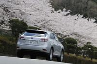 【スペック】RX450h“バージョンL・Air suspension”：全長×全幅×全高＝4770×1885×1690mm／ホイールベース＝2740mm／車重＝2150kg／駆動方式＝4WD／3.5リッターV6DOHC24バルブ（249ps/6000rpm、32.3kgm/4800rpm）、フロント交流モーター（167ps、34.2kgm）、リア交流モーター（68ps、14.2kgm）／価格＝659万円（テスト車＝704万450円／235/55R19タイヤ＋19インチアルミホイール＝4万2000円／プリクラッシュセーフティシステム＋レーダークルーズコントロール＝14万7000円／クリアランスソナー＝4万2000円／“マークレビンソン”プレミアムサラウンドサウンドシステム＝21万9450円）