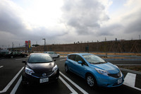 サービスエリアにて休憩。ブルーの「ノート」は偶然一緒になった『CAR GRAPHIC』チーム。調子はどうですか？　の問いに「ぼちぼちです」と答えていたが、総合2位にランクインしていた。