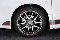 こちらはオプションの、215/45R18タイヤ（ブリヂストンPOTENZA RE050）と赤ラインの入ったG's専用アルミホイール（セットで2万8350円）。