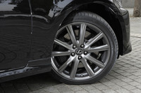 「Fスポーツ」のタイヤサイズは前が235/40R19で後ろが265/35R19。