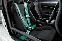 4点式シートベルトと6点式ロールケージを備えた車内。「RA Racing」は架装車両のために持ち込み登録となるほか、車両保証も一般車両とは異なり、レース等のイベントに参加した時点で、車体、架装部分ともに保証は無効となる。