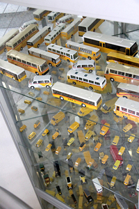 階段の吹き抜けは、「ポストアウト」のミニカーコレクションでびっしりと埋められていた。その高さ14メートル！
    