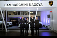オープン記念セレモニーでのひとこま。写真左から2番目はランボルギーニ名古屋を運営するクインオート取締役副社長の宮定雄大氏で、左から3番目がアウトモビリ・ランボルギーニのコマーシャル・ディレクター フィンタン・ナイト氏。