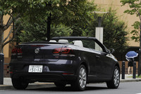 固定式ロールオーバーバーが廃止された「ゴルフカブリオレ」。新型には「イオス」に搭載されていた「ロールオーバープロテクションシステム」をさらに改良したシステムが備わる。