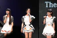 トークショーで会場を沸かせるPerfumeの面々。左から、かしゆか、のっち、あ～ちゃん。