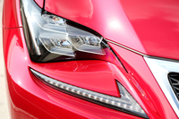 3眼のフルLEDヘッドランプ。「RC350“Fスポーツ”」ではオプション。