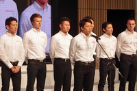 
	この日は、二輪・四輪の国内最高峰レースに参戦する選手が登壇。一人ずつ、2016年シーズンの抱負を述べた。写真手前は、最後にコメントした伊沢拓也。
	