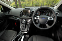 「フォード・クーガ」のインテリア。ステアリングホイールとシフトセレクターは全車本革巻きとなる。